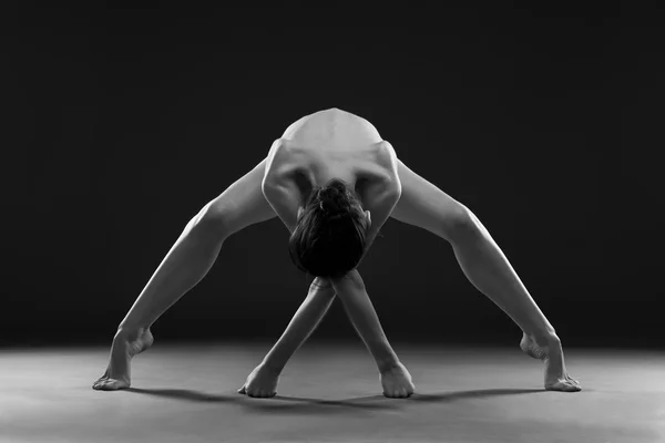Yoga desnudo. Hermoso cuerpo sexy de mujer joven sobre fondo negro —  Fotos de Stock