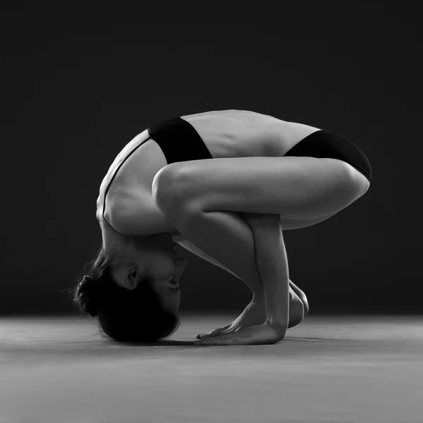 Yoga asana. Bellissimo corpo sexy di giovane donna su sfondo nero — Foto Stock