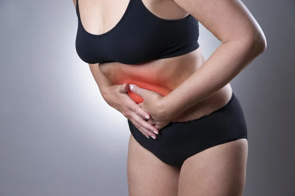 Mujer con dolor abdominal. Dolor en el cuerpo humano — Foto de Stock