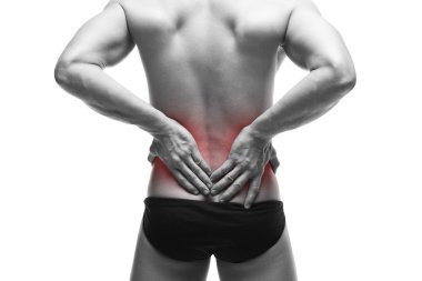 Sırt ağrısı olan adam. Kaslı erkek vücut. Yakışıklı vücut geliştirmeci Studio poz. Kırmızı nokta ile beyaz arka plan üzerinde izole