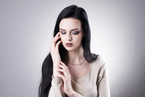 Hermoso retrato de mujer sobre un fondo gris. Maquillaje profesional — Foto de Stock