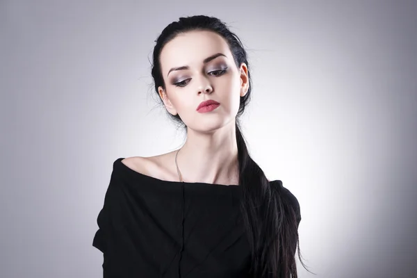 Schönes Frauenporträt auf grauem Hintergrund. Professionelles Make-up — Stockfoto