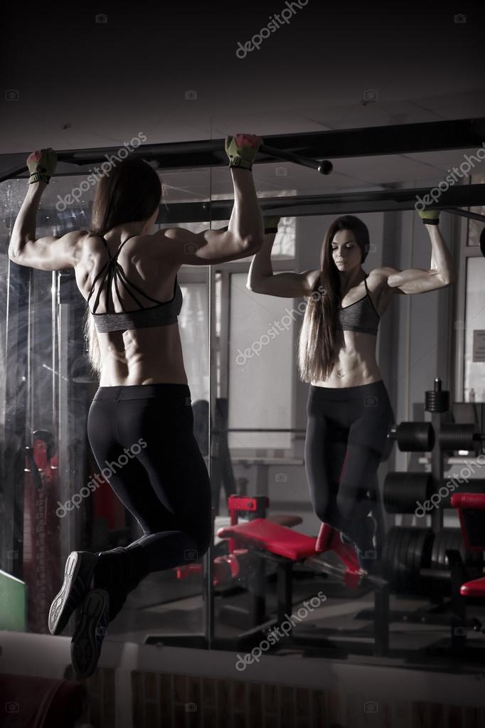 Sexy mit Brünette im Fitnessstudio Sexy mit Brünette im Fitnessstudio