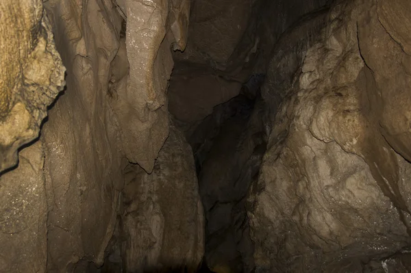古代的洞穴。在岩石中的故障 — 图库照片