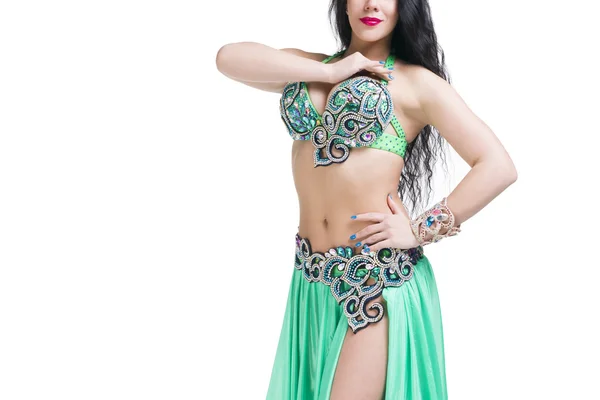 Νέοι όμορφη εξωτική ανατολικές γυναίκες εκτελεί χορό της κοιλιάς σε εθνοτική πράσινο φόρεμα. Απομονωμένα σε λευκό φόντο — Φωτογραφία Αρχείου