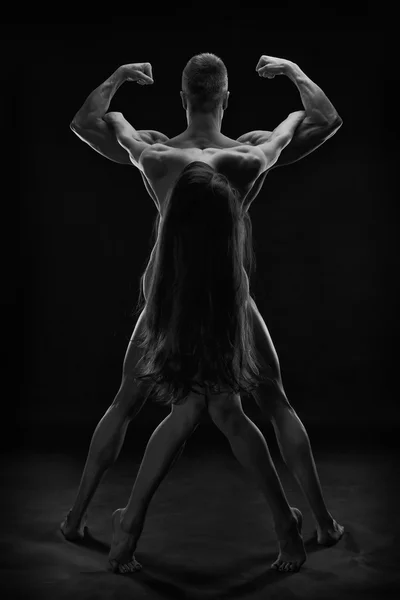 Naken sexig par. Konst foto av ung vuxen man och kvinna. Hög kontrast svart och muskulös nakna kropp — Stockfoto