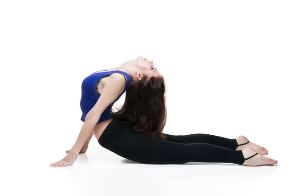 Giovane bella donna caucasica in posa yoga in studio isolato su sfondo bianco — Foto Stock