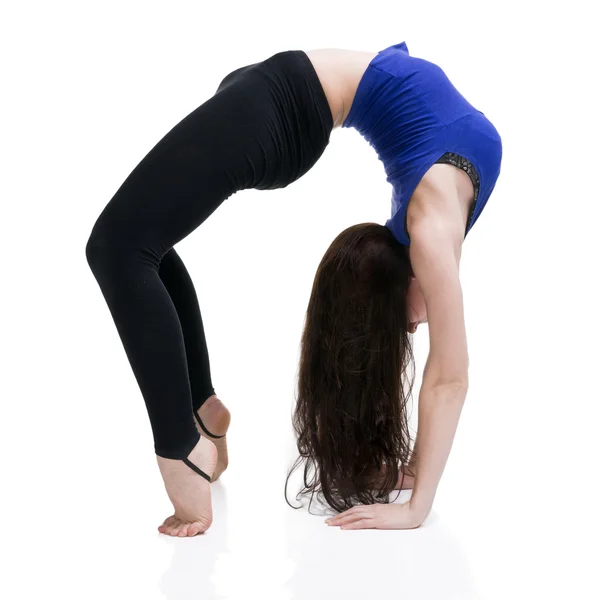 Joven hermosa mujer caucásica en pose de yoga en estudio aislado sobre fondo blanco —  Fotos de Stock