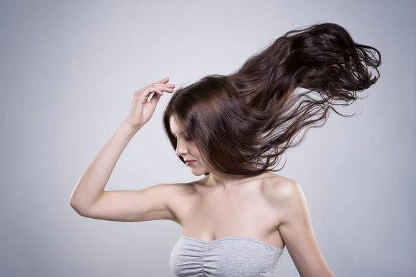 Mulher bonita com cabelo fluindo no estúdio Imagem De Stock