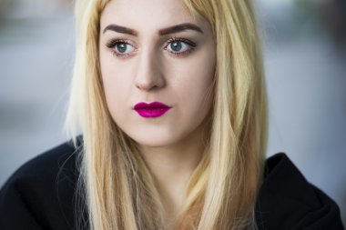 Genç sarışın kadın açık havada güzel bir portresi