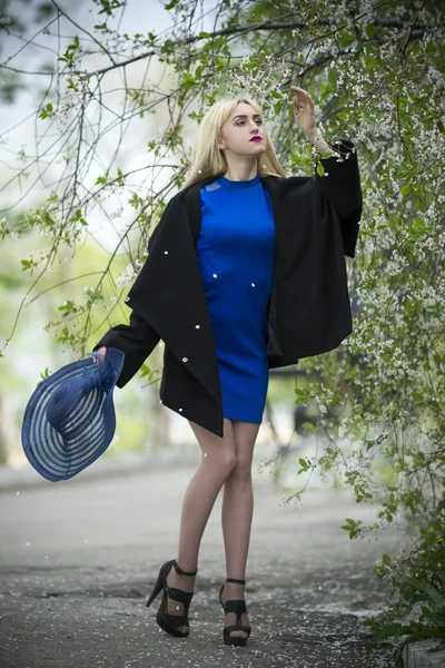 Porträt einer schönen jungen blonden Frau im Freien — Stockfoto