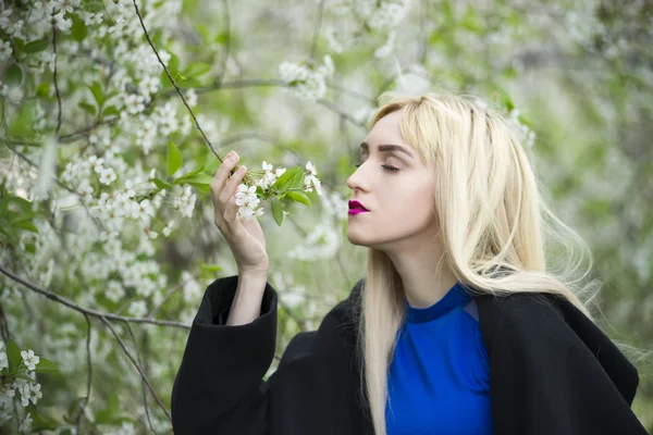 Retrato de una hermosa joven rubia al aire libre —  Fotos de Stock