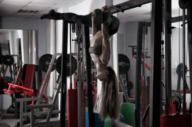 Yukarı çeker genç seksi fitness kız spor ve egzersizler üzerinde yatay çubuk gerçekleştirme