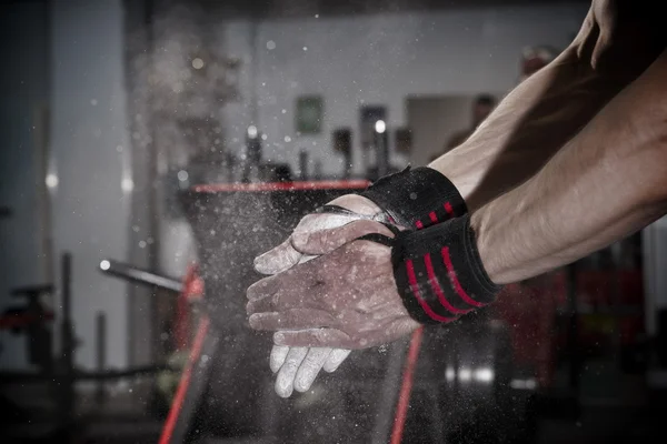 Athlete uses talc in the gym — Stock Photo, Image