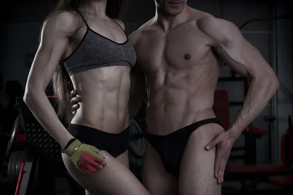 Молодой сексуальный спортивный мужчина и женщина после физических упражнений. Совершенное мышечное тело — стоковое фото