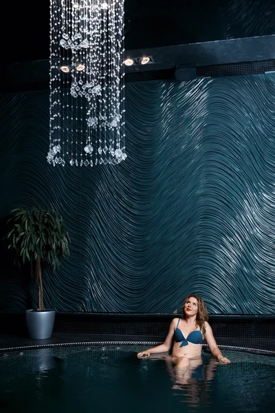 Όμορφη νεαρή ξανθιά γυναίκα καυκάσιος στο μπικίνι χαλαρώνοντας στην πισίνα ή τζακούζι στο κέντρο ευεξίας — Φωτογραφία Αρχείου