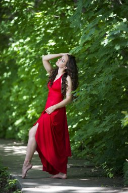 Açık havada Kırmızı elbiseli güzel genç Kafkas esmer kadın