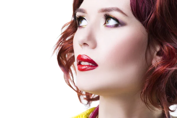 Молодая красивая рыжеволосая белая женщина с профессиональным макияжем и прической, изолированная на белом фоне, портрет крупным планом — стоковое фото