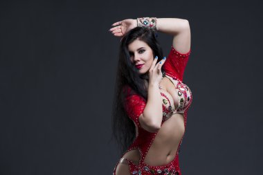 Gri arka plan üzerinde etnik Kırmızı elbiseli genç güzel egzotik Doğu kadın