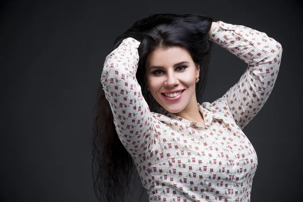 Retrato de una hermosa joven sonriente, filmado en el estudio — Foto de Stock