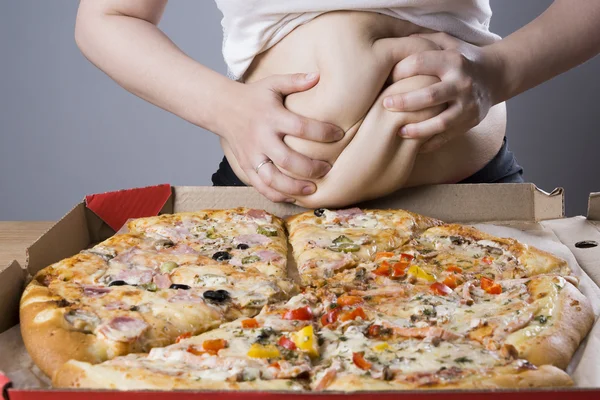 Dicke Frau mit Pizza, Fettleibigkeitskonzept — Stockfoto