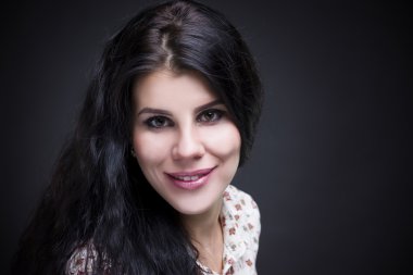 Güzel genç kadın portre. Profesyonel makyaj ve saç modeli yakından