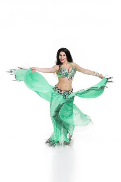 Jeune belle exotique orientale femmes effectue la danse du ventre en robe verte ethnique. Isolé sur fond blanc — Photo
