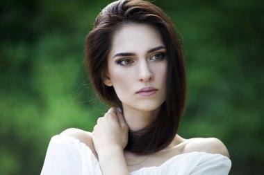Yakın çekim portre genç, güzel bir beyaz kadın temiz cilt, uzun saç ve rahat makyaj