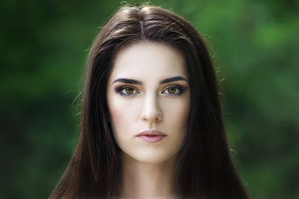 Close-up portrait of a beautiful young caucasian woman with clean skin, long hair and casual makeup — Stock Photo, Image