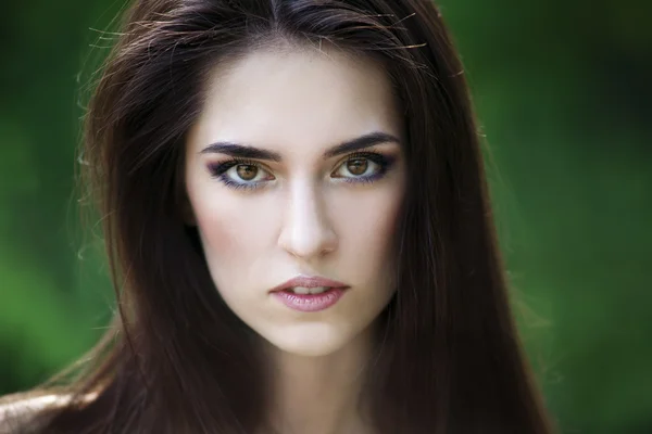 Close-up portret van een mooie jonge Kaukasische vrouw met schone huid, lange haren en casual make-up — Stockfoto