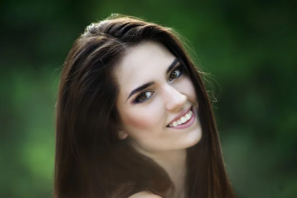 Close-up portrait of a beautiful happy smiling caucasian woman with clean skin, long hair and casual makeup — Stock Photo, Image