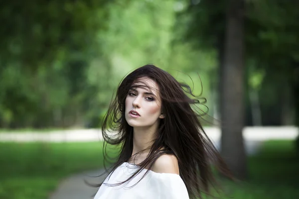 Portret van een mooie jonge Kaukasische vrouw met lang haar, schone huid en casual make-up vliegende — Stockfoto