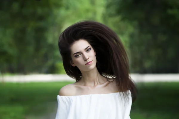 Retrato de uma bela jovem caucasiana com cabelos longos voadores, pele limpa e maquiagem casual — Fotografia de Stock