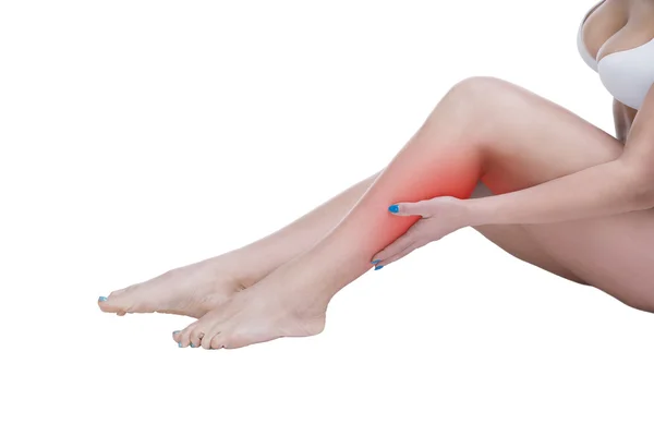 Боль в телячьей мышце женщины, массаж женских ног, боль в теле человека изолированы на белом фоне — стоковое фото