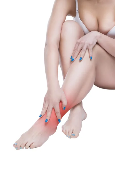 Женщина с болью в суставе, массаж женских ног, боль в теле человека изолированы на белом фоне — стоковое фото
