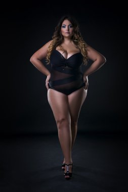 Genç güzel beyaz artı boyutu model mayo, xxl kadın siyah arka plan üzerine