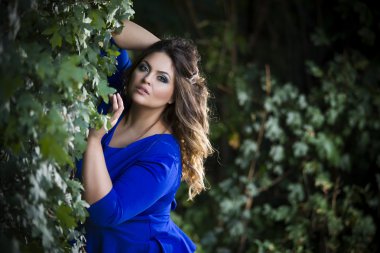 Açık havada, xxl kadın doğa elbise genç güzel beyaz artı boyutu model mavi