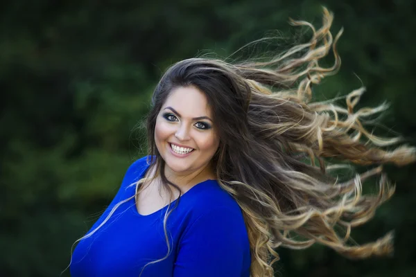 Jovem bonito caucasiano plus size modelo no vestido azul ao ar livre, mulher xxl na natureza com desenvolvimento no cabelo do vento — Fotografia de Stock