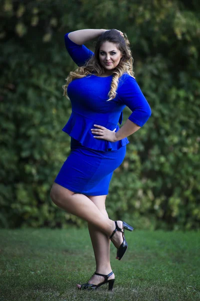 Junge schöne kaukasische Plus-Size-Modell in blauem Kleid im Freien, xxl Frau auf die Natur — Stockfoto