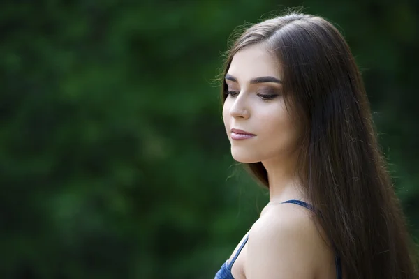 Yakın çekim portre genç, güzel bir beyaz kadın temiz cilt, uzun saç ve rahat makyaj — Stok fotoğraf