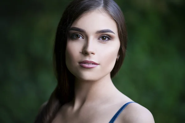 Retrato de cerca de una hermosa mujer caucásica joven con piel limpia, cabello largo y maquillaje casual — Foto de Stock