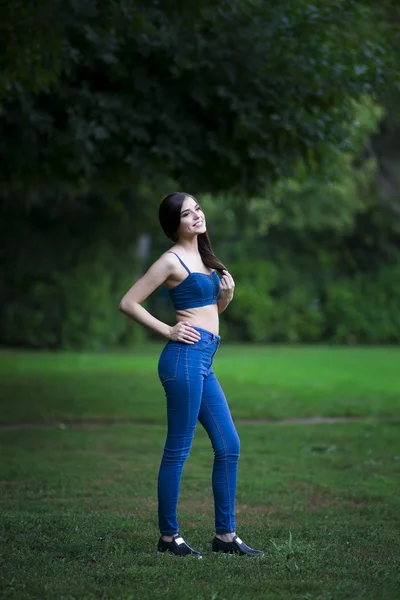 Ganzkörperporträt einer schönen jungen kaukasischen Frau in blauen Jeans und Jeans, sauberer Haut, langen Haaren und lässigem Make-up, — Stockfoto