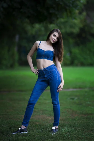 Retrato de larga duración de una hermosa mujer caucásica joven en jeans azules y parte superior de mezclilla, piel limpia, cabello largo y maquillaje casual , — Foto de Stock
