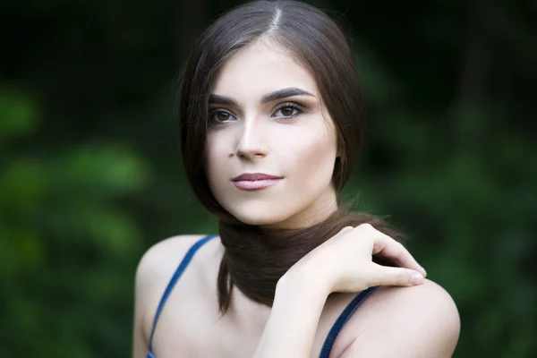 Close-up retrato de uma bela jovem mulher caucasiana com pele limpa, cabelos longos e maquiagem casual — Fotografia de Stock