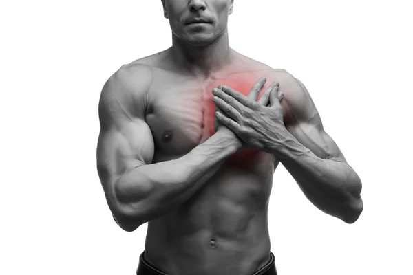 Сердечный приступ, мускулистый мужчина средних лет с болью в груди на белом фоне — стоковое фото