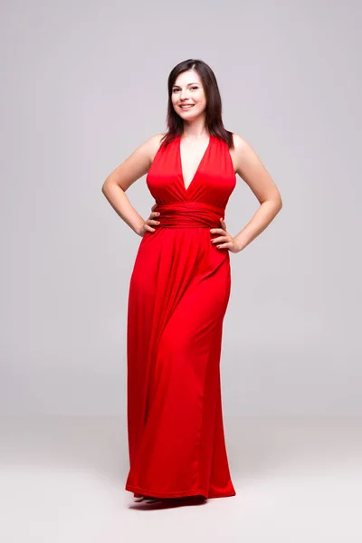 Счастливая Женщина Красном Платье Студии Заднем Плане Портрет Полный Рост — стоковое фото