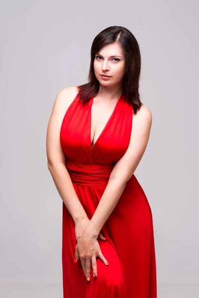 Mulher Sexy Vestido Vermelho Com Decote Profundo Estúdio Fundo Cinza — Fotografia de Stock