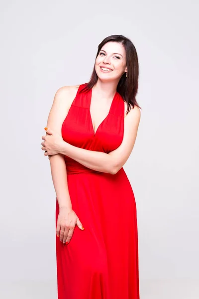 Счастливая Женщина Красном Платье Глубоким Декольте Студии Сером Фоне — стоковое фото