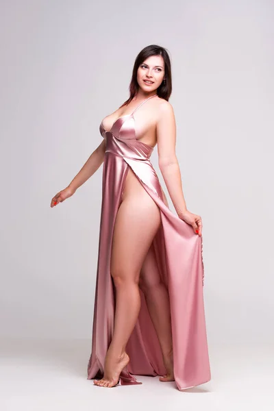 Mujer Sexy Vestido Rosa Con Escote Profundo Estudio Sobre Fondo —  Fotos de Stock