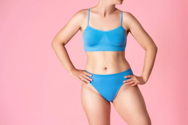 Schlanke Frau Blauer Unterwäsche Auf Rosa Hintergrund Körperpflegekonzept — Stockfoto